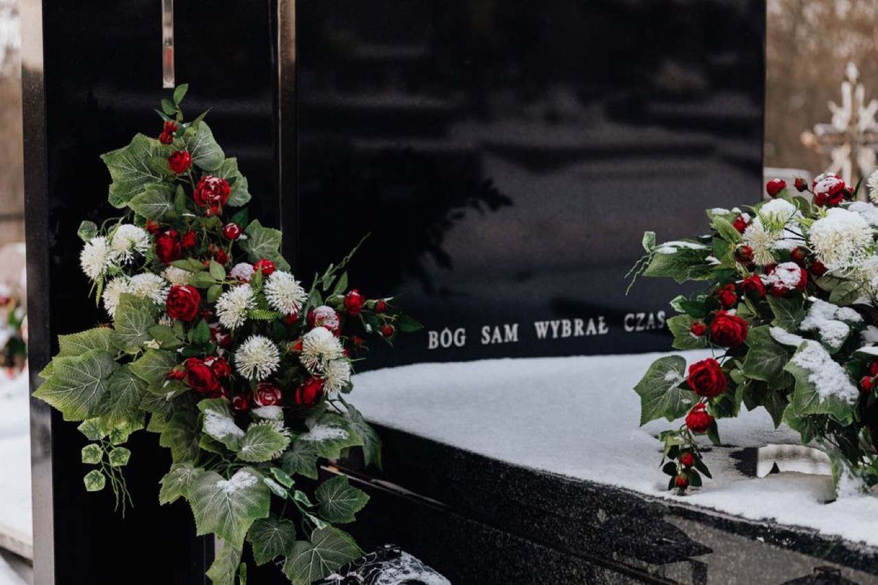 Memorial white flowers